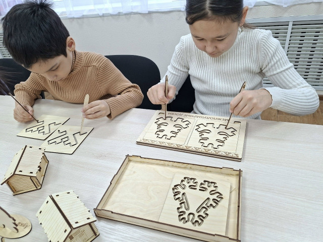 ​&laquo;Северное сияние&raquo; в коробке: в Сургутском районе создали игру о культуре ханты и манси