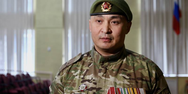 ​Школьники Сургутского района познакомились с ветераном СВО Русланом Вахитовым