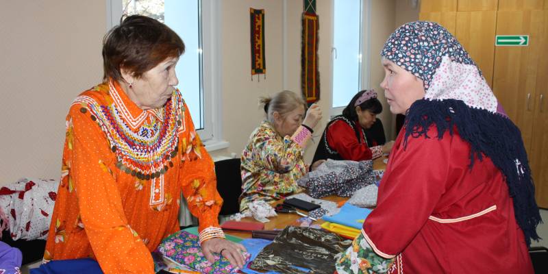 ​Связующая нить: как уроки по шитью от мастериц из Югры объединяют народы и поколения