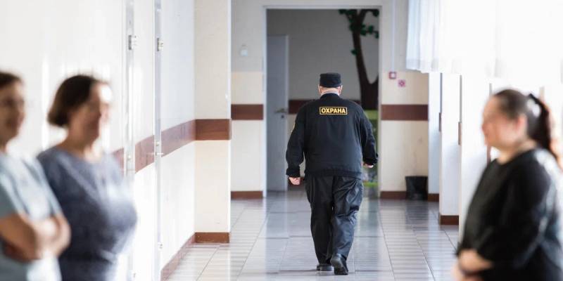 ​Код в помощь: в ХМАО школьники смогут пожаловаться на спящих охранников через QR-код