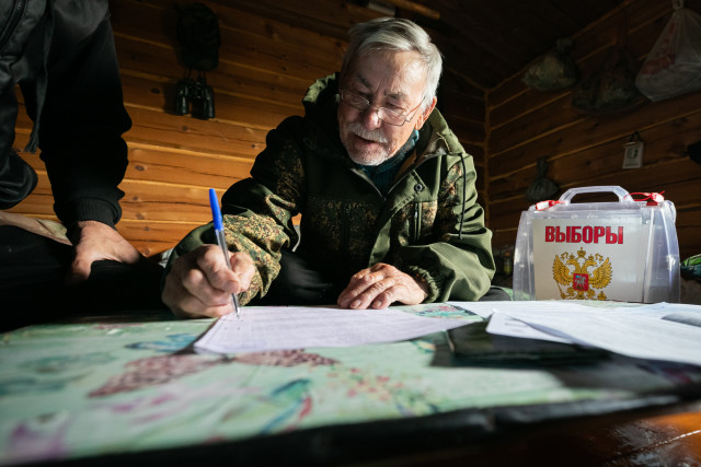 Самый важный избиратель: первый, кто проголосовал на выборах в Сургутском районе – пенсионер-ханты Самый важный избиратель: первый, кто проголосовал на выборах в Сургутском районе – пенсионер-ханты