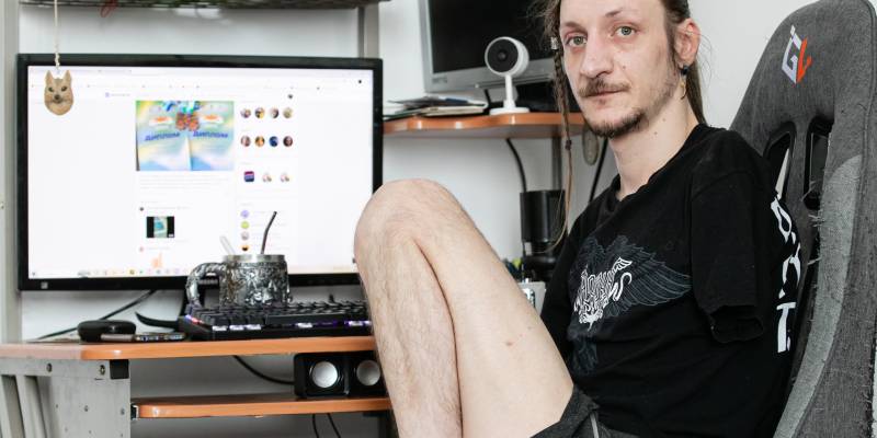 Сила воли и тока: история о пловце из Сургутского района, который покоряет пьедестал жизни без рук