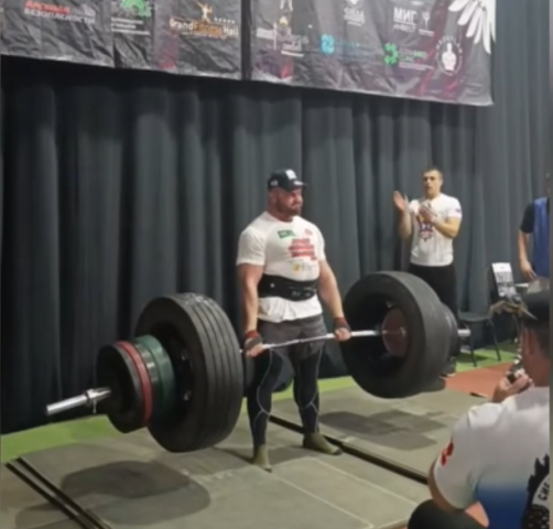 Железные бицепсы: силач из Лянтора Александр Зинец установил новый рекорд России