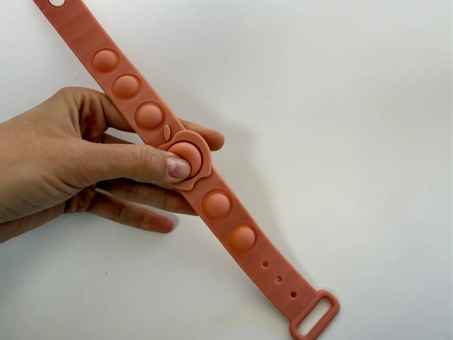 ​Спасение перед ЕГЭ: попит-браслеты помогут югорским школьникам одолеть стресс