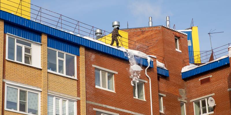 ​В поселениях Сургутского района усилили контроль за уборкой снега с крыш