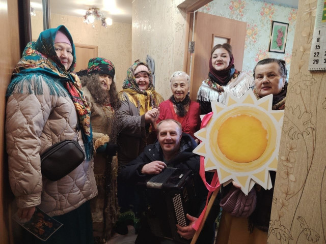 ​Сеем-сеем, посеваем: ансамбль из Сургутского района устроил колядки для пожилых жителей района