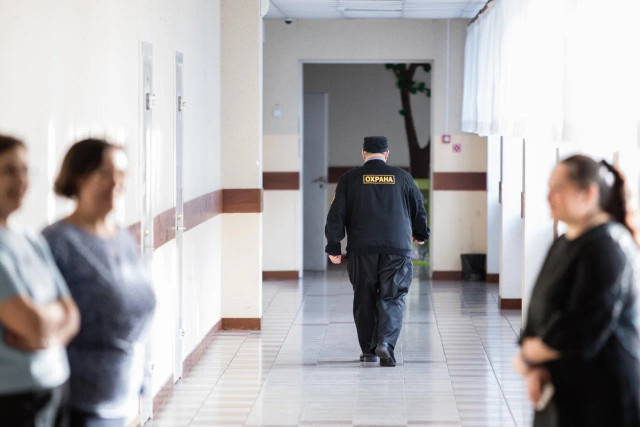 ​Код в помощь: в ХМАО школьники смогут пожаловаться на спящих охранников через QR-код