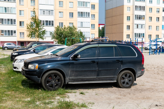 ​Автомобилистов в Сургутском районе чаще всего штрафуют за парковку на газонах и детских площадках