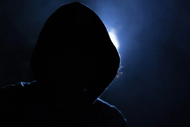 ​Романтика за рубли: житель Белого Яра потребовал деньги за интимное фото и попал под статью