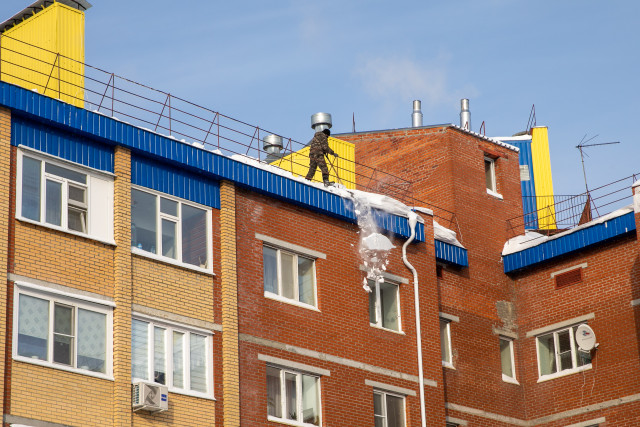 ​В поселениях Сургутского района усилили контроль за уборкой снега с крыш