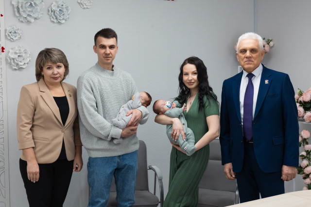 ​Два богатыря: в Сургутском районе зарегистрировали первую двойню 2026 года