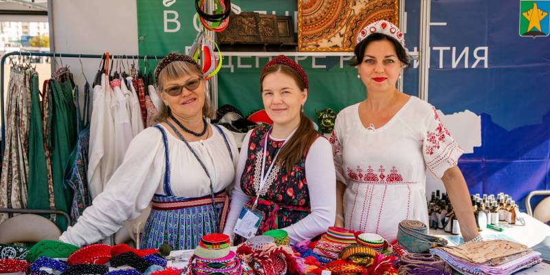 ​Руками и сердцем: репортаж с ярмарки &laquo;Товары земли Югорской&raquo;