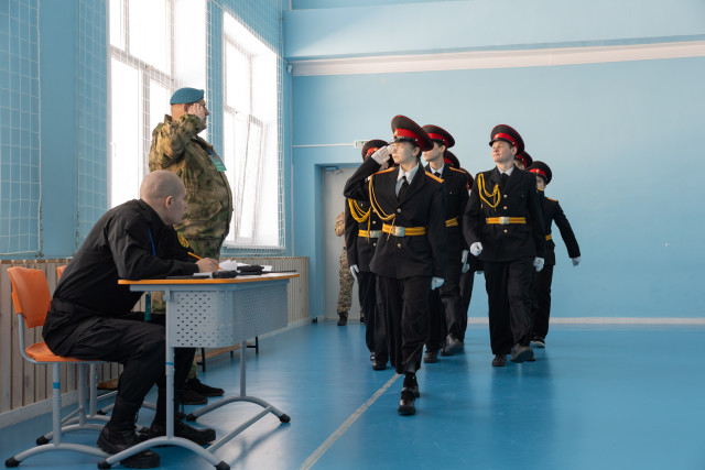 ​Детисантники и саперята: как подростки маршировали по новой школе Сургутского района
