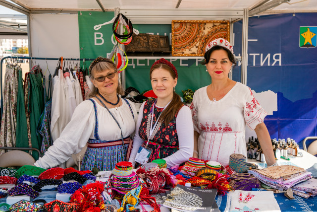 ​Руками и сердцем: репортаж с ярмарки &laquo;Товары земли Югорской&raquo;
