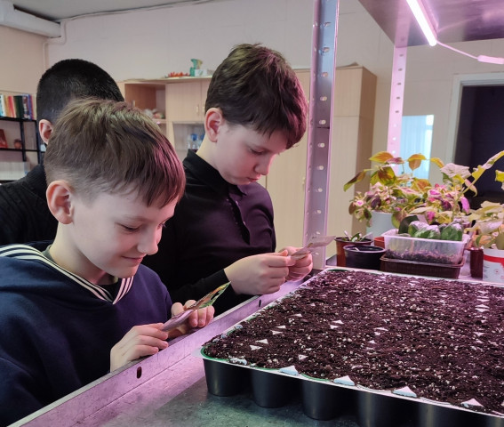 Юные натуралисты из Сургутского района получили оборудование для экспериментов