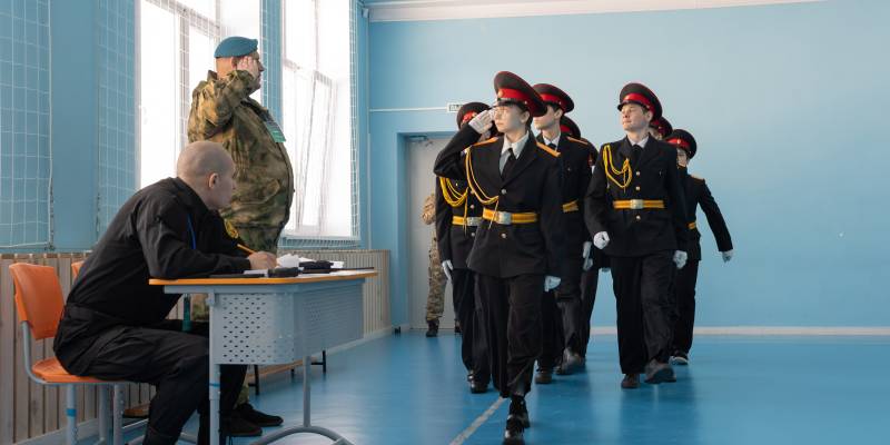 Детисантники и саперята: как подростки маршировали по новой школе Сургутского района Детисантники и саперята: как подростки маршировали по новой школе Сургутского района