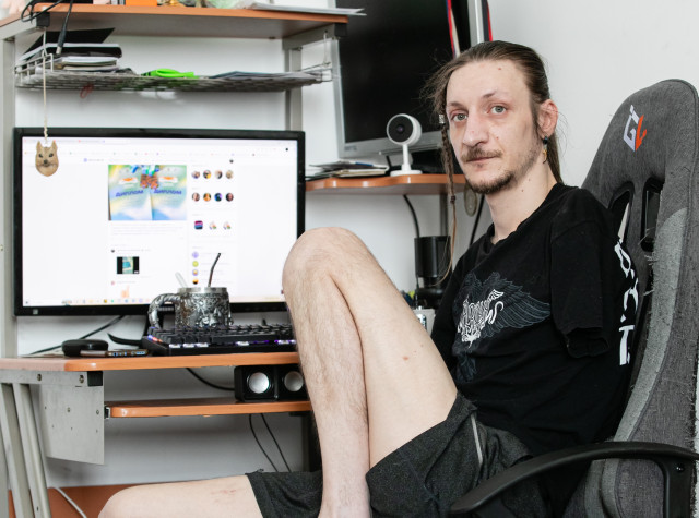 Сила воли и тока: история о пловце из Сургутского района, который покоряет пьедестал жизни без рук