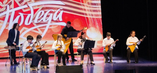 Звездопад на школу: два коллектива ДШИ из Сургутского района получили новые звания Звездопад на школу: два коллектива ДШИ из Сургутского района получили новые звания