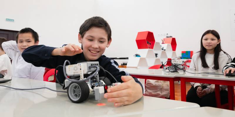 ​Роботы и люди среди тайги: история самой отдаленной школы Сургутского района в фактах и цифрах