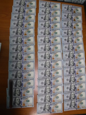 В Сургуте пассажирку оштрафовали за попытку вывезти доллары в Азербайджан