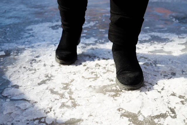 Из-за заснеженного тротуара УК заплатила 200 тысяч женщине из ХМАО Из-за заснеженного тротуара УК заплатила 200 тысяч женщине из ХМАО