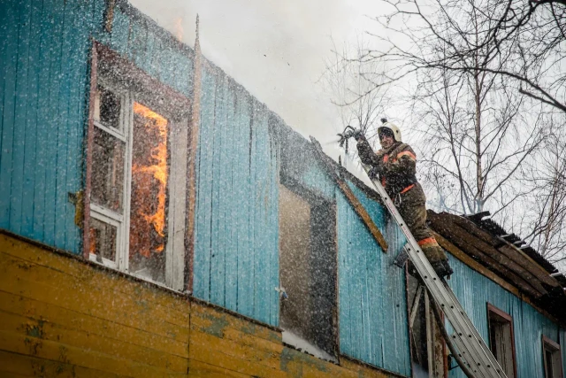​Пенсионерку вынесли из горящего подъезда в ХМАО