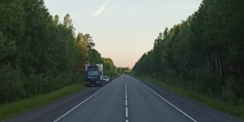​В ХМАО девушка на ходу выпала из кабины грузовика