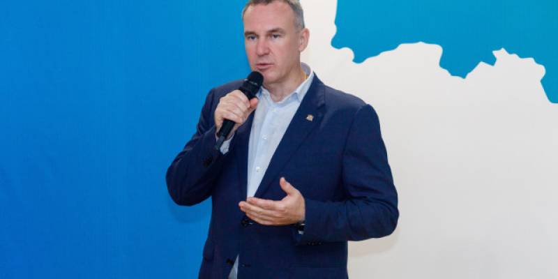 ​Губернатор ХМАО Кухарук принял новую школу в Белом Яре и спел со школьниками гимн России