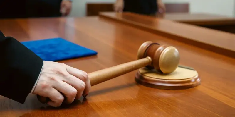 ​Дело мигранта, избившего подростка в ТЦ в Сургуте, дошло до суда
