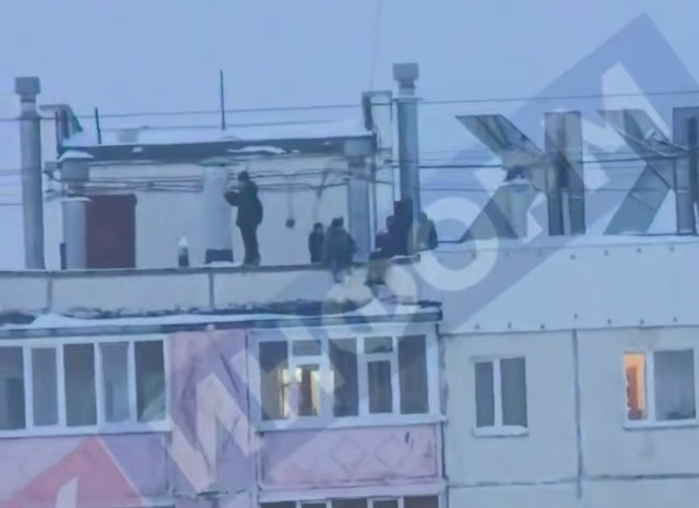 Дети взобрались на край крыши девятиэтажки и свесили ноги в Сургуте