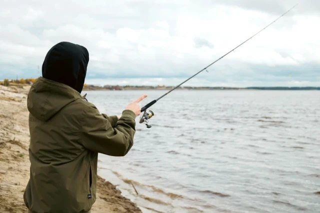 ​В реках ХМАО запретили рыбалку из-за критического уровня воды