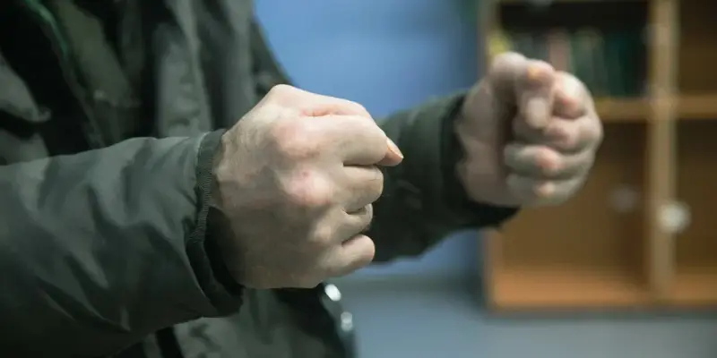 В Сургуте мужчина напал на девушку в подъезде дома. Видео