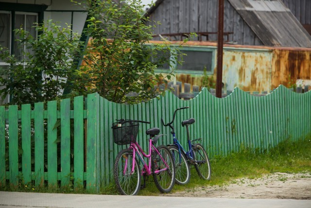 Не обгоняй медработника: в ХМАО сотрудница поликлиники на ходу столкнула девушку с велосипеда