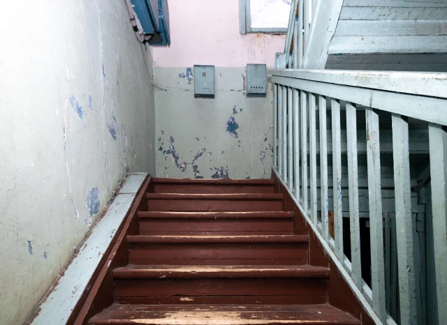 ​Мужчина с ломом разгромил подъезд и нагадил на батарею в Сургуте