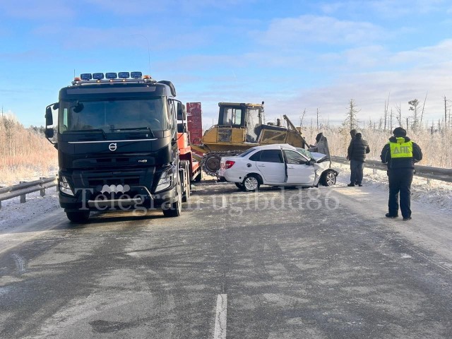 ​В ХМАО упавший с прицепа бульдозер раздавил легковушку