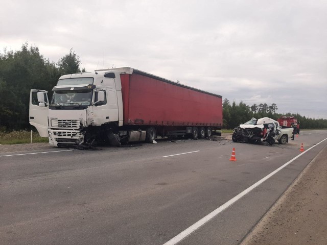 В ХМАО иномарка влетела в грузовик, один человек погиб В ХМАО иномарка влетела в грузовик, один человек погиб