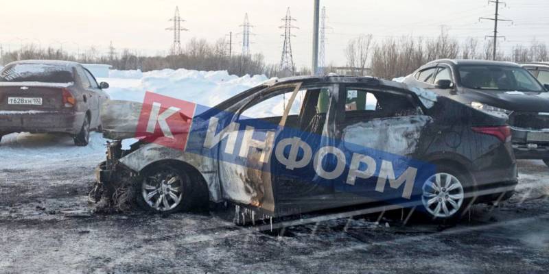 ​Иномарка полностью сгорела, пока ее хозяин пытался устроиться на работу в Сургуте