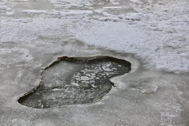 Мужчина ушел под воду, провалившись в полынью в ХМАО Мужчина ушел под воду, провалившись в полынью в ХМАО