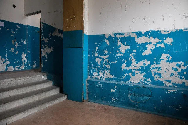 Школьники из ХМАО рекламируют наркотики, курят и распивают алкоголь в многоэтажке