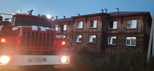 Мужчина погиб в горящем доме в ХМАО. Женщину удалось спасти