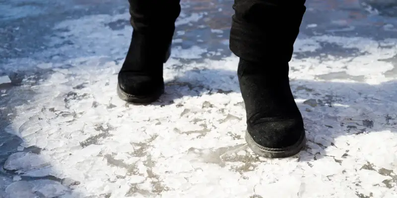 ​Из-за заснеженного тротуара УК заплатила 200 тысяч женщине из ХМАО