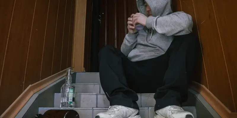 ​Маргиналы кошмарят соседей пьяными драками, потопами и следами крови в Нижневартовске