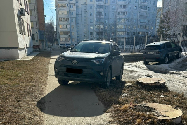 ​Неизвестные доносят в ГАИ на автохамов, которые паркуются на тротуарах в ХМАО