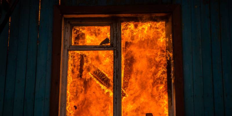 ​Шестилетние дети устроили поджог заброшенного здания в Нижневартовске
