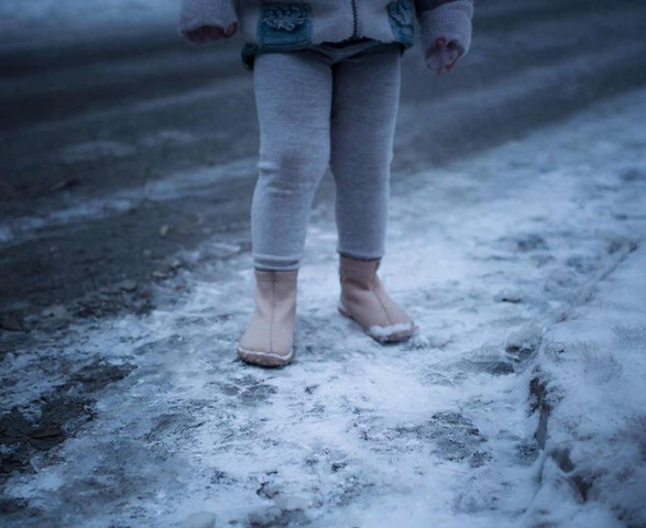 Жители Сургута помогли девочке, которая поздним вечером ждала родителей в сильный мороз