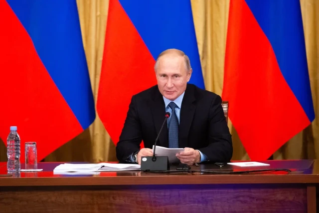 Омбудсмен ХМАО Стребкова и 15 нефтяников получили награды от президента РФ Путина Омбудсмен ХМАО Стребкова и 15 нефтяников получили награды от президента РФ Путина