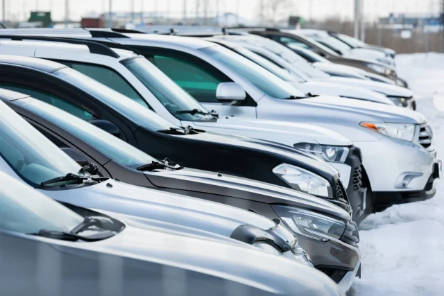 ​Из-за гололеда в Югре вырос спрос на профессионалов по перегону авто