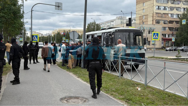 Массовую облаву на мигрантов устроили силовики у мечети в Сургуте Массовую облаву на мигрантов устроили силовики у мечети в Сургуте
