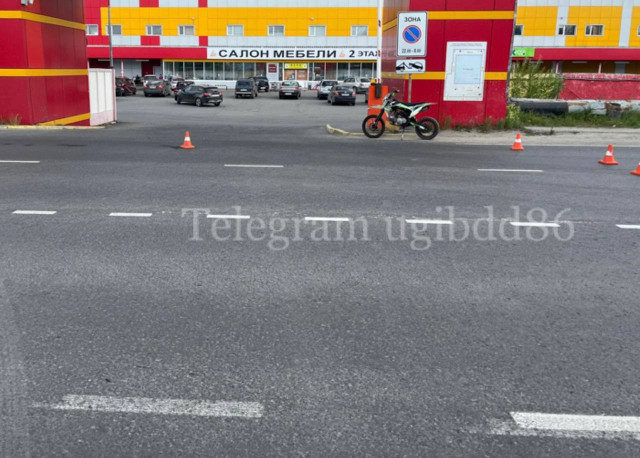 ​В Нижневартовске подросток устроила гонки на питбайке и попала в ДТП