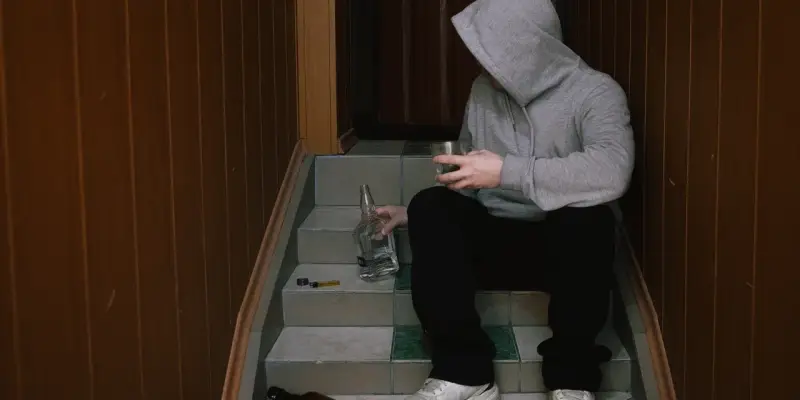 Пьяный мужчина напал на посетителей банка в Сургуте, справил там нужду и скрылся